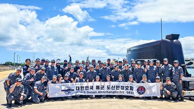 한국·캐나다 해군 연합협력훈련 참가를 위해 지난 3월 25일 진해군항을 출항한 해군 3000t급 잠수함 1번함 도산안창호함(SS-Ⅲ) 승조원들이 미국 괌을 거쳐 4일(한국시간) 군수적재차 하와이 진주만-히캄 합동기지에 입항해 기념사진을 촬영하고 있다. 도산안창호함은 이번 한국·캐나다 해군 연합협력훈련 참가를 통해 국내 최초 독자 설계·건조한 3000t급 잠수함의 우수한 작전성능을 증명하고 양국 해양안보와 방산협력 강화에 기여할 예정이다. 해군 제공