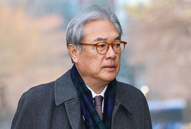 정진석 전 대통령 비서실장이 2월 20일 서울 서초구 중앙지방법원에서 열린 '헌법재판관 미임명' 관련 직권남용 권리행사방해 등 공판에 출석하고 있다. 뉴스1