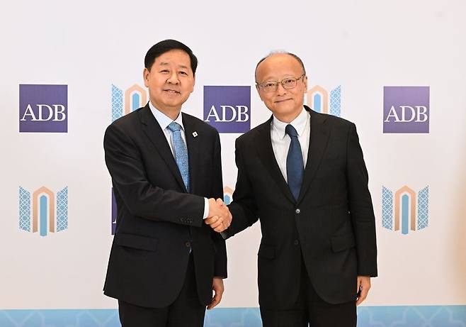 구윤철 부총리 겸 재정경제부 장관(왼쪽)이 지난 3일(현지시간) 우즈베키스탄 사마르칸트에서 칸다 마사토 ADB 총재와 기념촬영을 하고 있다. 양 측은 이날 ADB의 인공지능혁신개발센터(CAID)를 한국에 설립하는 내용의 양해각서를 체결했다. 재경부 제공