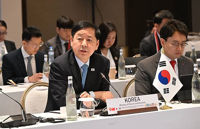 한·중·일 재무장관회의 및 아시아개발은행 연차총회 참석 차 우즈베키스탄 사마라칸트를 방문 중인 구윤철 부총리 겸 재정경제부 장관이 현지시간 3일 실크로드호텔에서 열린 '아세안+3 재정정책회의'에 참석, 발언하고 있다.(사진=재정경제부 제공)