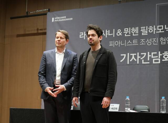 피아니스트 조성진과의 협연을 위해 내한한 뮌헨 필하모닉의 풀로리안 비간트 대표(왼쪽)와 오는 9월 상임지휘자로 취임하는 라하브 샤니. 빈체로 제공