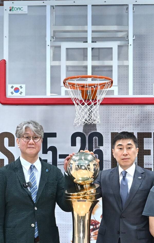 손창환 고양 소노 감독(왼쪽)과 이상민 부산 케이씨씨(KCC) 감독. 한국농구연맹 제공