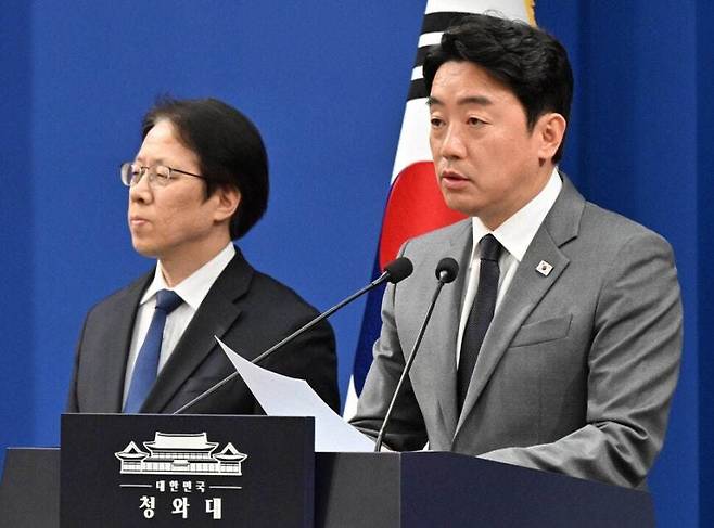 강훈식 대통령비서실장이 2026년 4월29일 청와대 춘추관 대브리핑룸에서 브리핑하는 모습. 청와대사진기자단