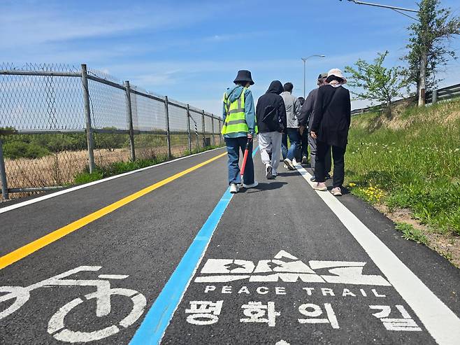 지난달 27일 경기 DMZ 평화의 길 고양시 장항습지 생태 코스 도보 구간에서 탐방객이 걷고 있다. 임명수 기자
