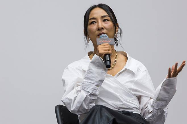 제27회 전주국제영화제 개막작 '나의 사적인 예술가'의 주연 배우 그레타 리가 1일 전북대 삼성문화회관에서 영화 상영 후 관객의 질문에 답하고 있다. 전주국제영화제 제공