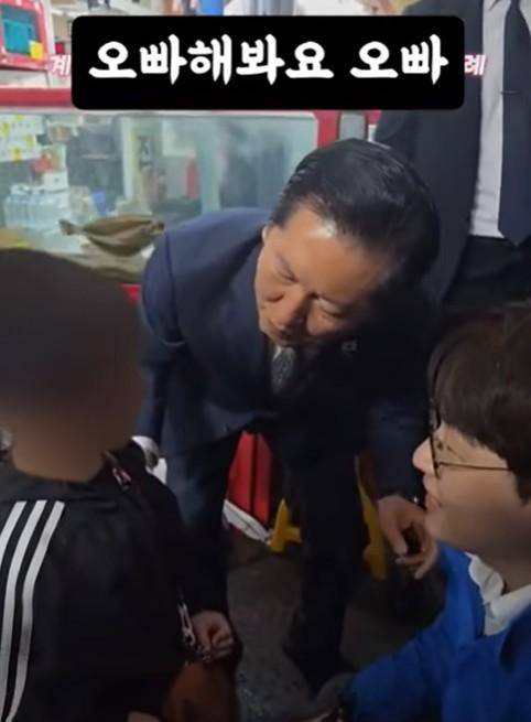 정청래(가운데) 더불어민주당 대표와 같은 당 하정우(오른쪽) 부산 북구갑 국회의원 보궐선거 후보가 3일 부산 북구 구포시장 선거 유세 중 만난 초등학생에게 말을 걸고 있다. 성일종 국민의힘 의원 페이스북 계정 캡처