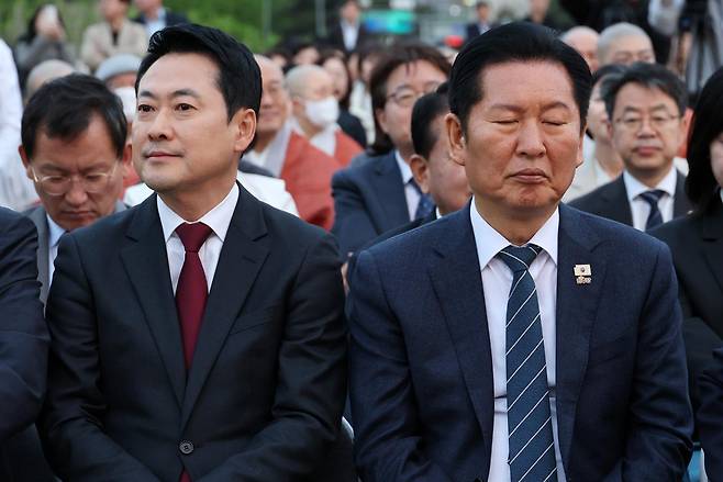 정청래 더불어민주당 대표와 장동혁 국민의힘 대표를 비롯한 참석자들이 지난달 30일 국회 중앙 잔디광장에서 열린 불기2570년 국회정각회 봉축 점등식에 자리해 있다. 연합뉴스