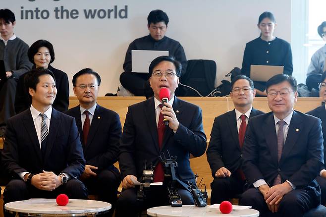 송언석 국민의힘 원내대표가 3월 25일 서울 영등포구 여의대로 디지털자산거래소 코인원에서 열린 디지털자산 과세제도 개선 관련 현장 간담회에서 인사말을 하고 있다. 뉴스1