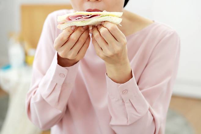 단백질은 소화가 느려 포만감을 오래 유지하게 하는 영양소인데, 부족하면 혈당이 빠르게 떨어지면서 1~2시간 만에 다시 허기를 느끼기 쉽다./사진=클립아트코리아