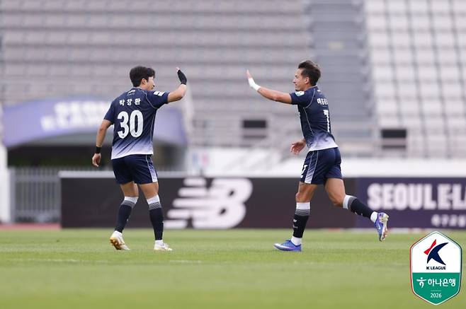 박창환과 에울레르. 사진=프로축구연맹