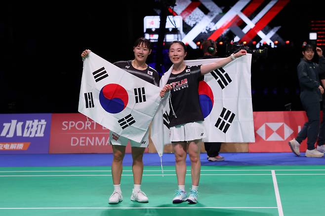 <yonhap photo-5591="">백하나-김혜정 조가 우승 후 태극기를 들고 세리머니하고 있다. 신화=연합뉴스</yonhap>