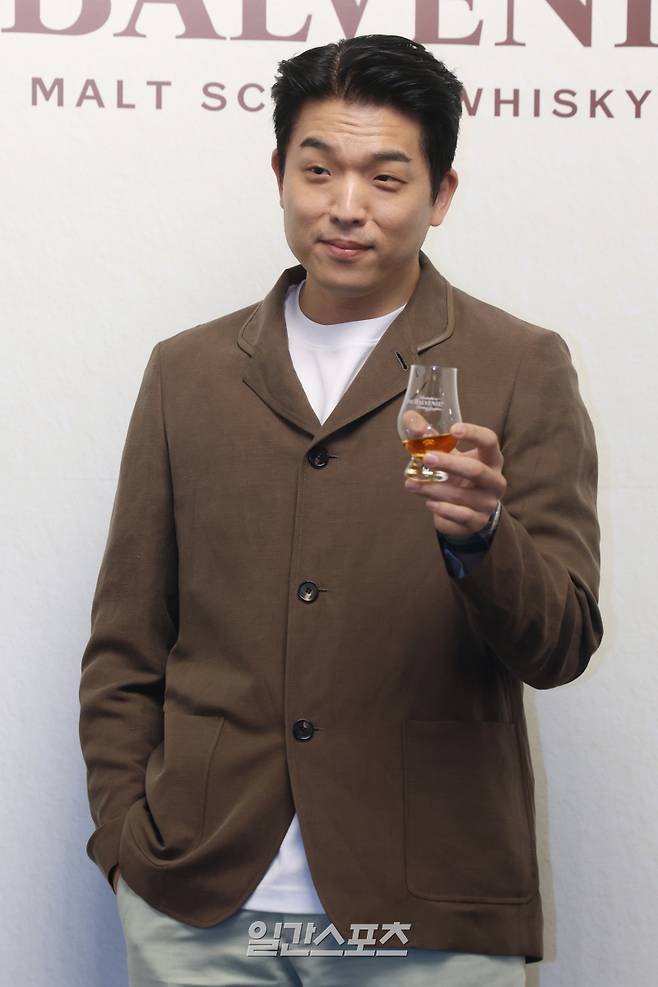 안성재 셰프가 26일 오전 서울 성동구 성수동에서 열린 한 주류 브랜드 포토월 행사에 참석해 포즈를 취하고 있다. 서병수 기자 qudtn@edaily.co.kr /2025.05.26/