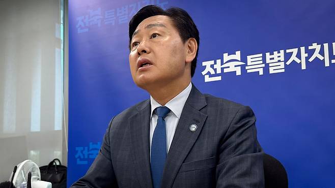 도청 기자간담회에서 발언하는 김관영 전북특별자치도지사