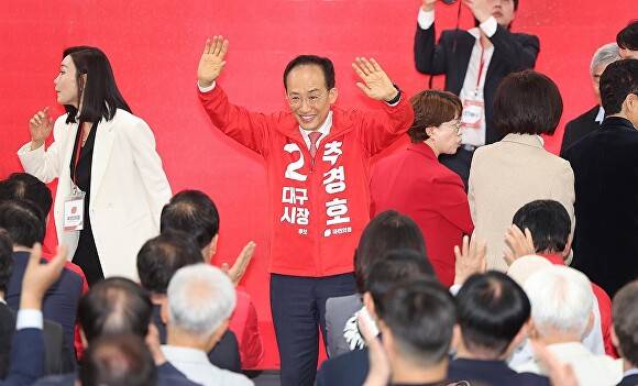3일 오후 대구 수성구 범어네거리에서 열린 국민의힘 추경호 대구시장 예비후보 선거사무소 개소식에서 추 예비후보가 참석자들에게 인사하고 있다 [사진=연합뉴스]