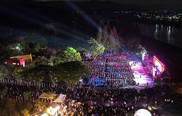 3일 신륵사 관광지 일원에서 열린 제38회 여주도자기축제 메인무대에서 방문객들을 대상으로 화려한 야간공연이 펼쳐지고 있다. [사진=여주시]