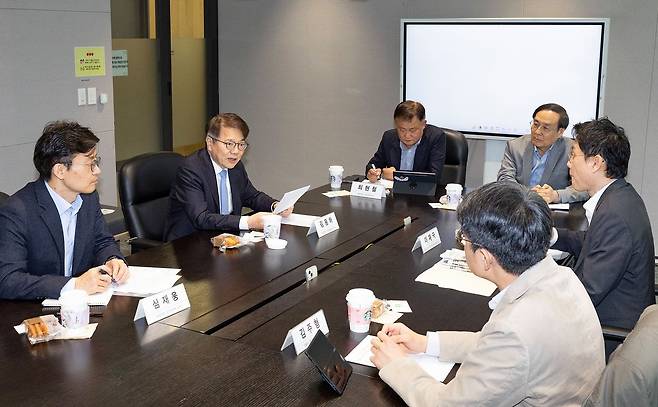 제73회 중앙일보 독자위원회가 지난달 28일 서울 마포구 상암동 중앙일보 9층 대회의실에서 열렸다. 왼쪽부터 심재웅 숙명여대 교수, 김용하 순천향대 교수, 최현철 중앙일보 편집국장대리, 오세정 위원장(전 서울대 총장), 이재국 성균관대 교수, 김주형 서울대 교수. 전민규 기자