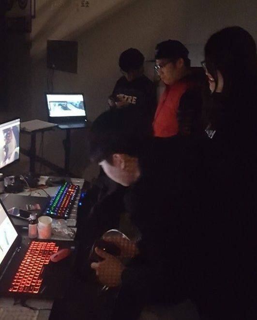 ‘EDIE, 로봇별 대 모험’ 공연을 앞두고 에디팀이 밤새워 연구하던 모습. 에이로봇