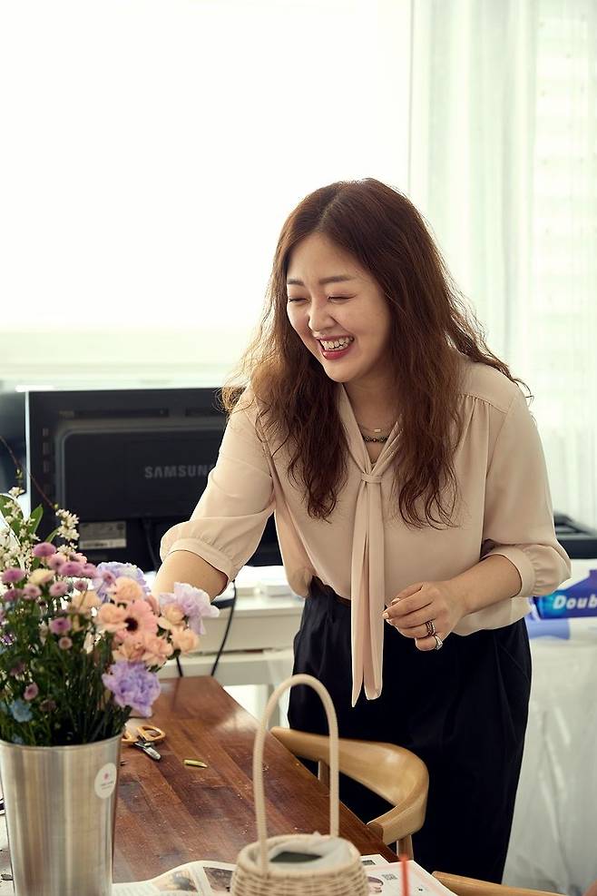 이해나 원장이 소중 학생기자단에게 초보자용 꽃꽂이의 기초와 플로리스트라는 직업에 대해 이야기했다.