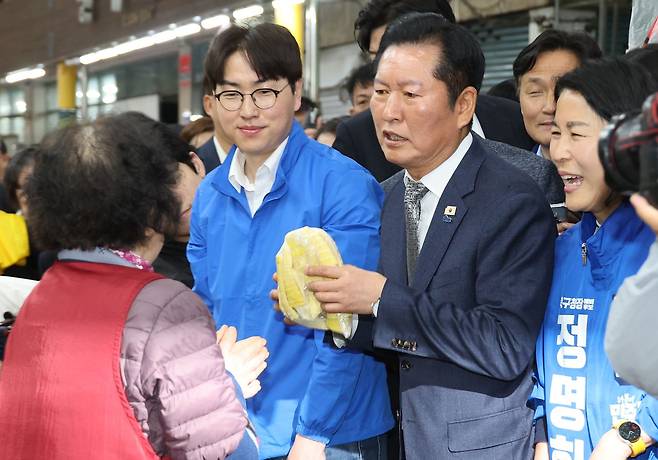 정청래 더불어민주당 대표가 3일 부산 북구 구포시장에서 하정우 전 청와대 AI미래기획수석 등과 상인들에게 인사하며 지지를 호소하고 있다. 송봉근 객원기자