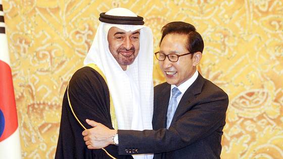 25일 이명박 대통령이 2010년 5월 청와대를 방문한 UAE 모하메드 아부다비 왕세자와 반갑게 악수하고 있다. 중앙포토