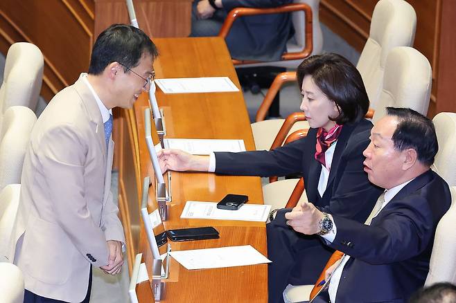 김상욱 더불어민주당 울산시장 후보가 지난 28일 서울 여의도 국회 본회의장에서 의원직 사퇴를 앞두고 국민의힘 의원들에게 인사를 하자 한기호 국민의힘 의원이 호통을 치고 있다. 뉴스1