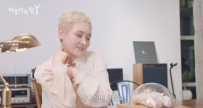 가수 이소라가 지난 3월 유튜브 채널 ‘이 소 라’에서 발레리나가 꿈이던 자신에게 토슈즈를 선물해줬던 팬에 대해 이야기하고 있다. 어느 순간 연락이 끊기자 “내가 음악을 잘못하고 있나” 생각할 정도로 상실감이 컸다고 한다. 지난 3일 열린 콘서트에서 이소라는 그 팬으로부터 다시 쪽지가 적힌 꽃다발을 받았다며 기뻐했다. 유튜브 갈무리