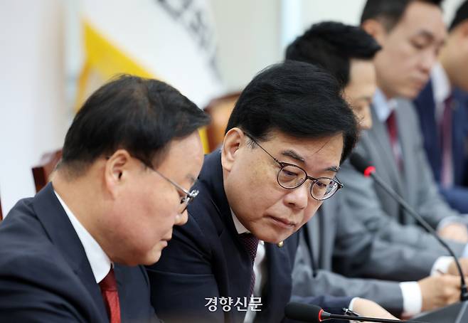 김재원 국민의힘 최고위원(왼쪽)이 4일 국회에서 열린 최고위원회의에서 송언석 원내대표와 대화하고 있다.  박민규 선임기자