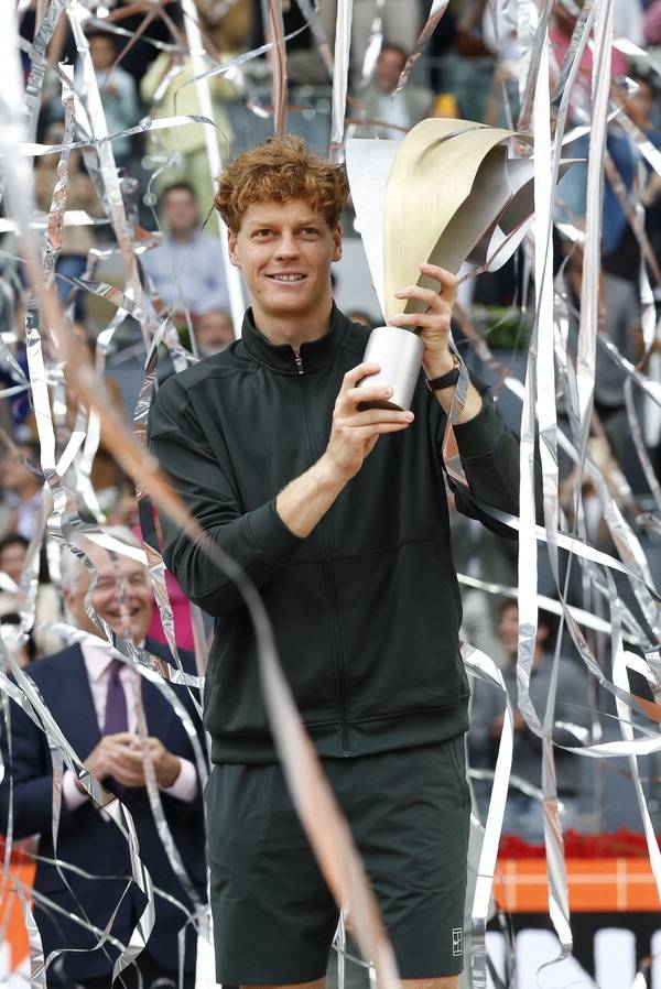 얀니크 신네르가 3일(현지시간) 2026 ATP 투어 마드리드오픈 테니스 토너먼트 결승 단식 경기에서 우승한 뒤 트로피를 들고 기뻐하고 있다. AFP 연합뉴스