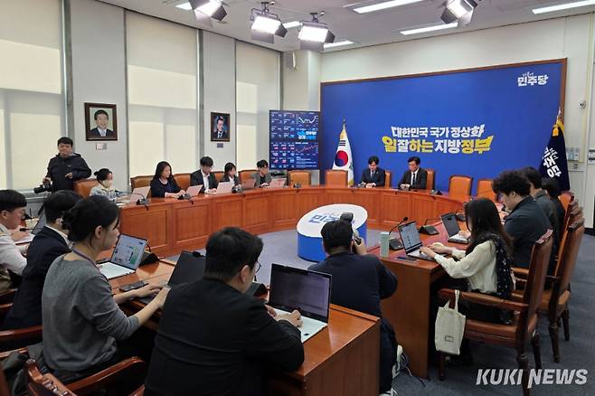 조승래 더불어민주당 사무총장이 4일 서울 여의도 국회 본청에서 ‘지방선거 D-30일 기자간담회’를 열고 민주당 선거 후보자용 앱 ‘파란수첩’ 등에 대해 설명하고 있다. 김건주 기자