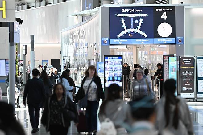 황금연휴를 하루 앞둔 지난달 30일 인천 인천국제공항 제1여객터미널 출국장에서 여행객들이 이동하고 있다. 국민일보DB