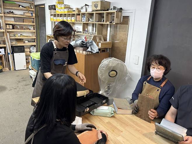 변애양(왼쪽) 권사가 지난달 30일 경기도 고양 거룩한빛광성교회에서 열린 원데이 클래스에서 리폼 과정을 설명하고 있다.