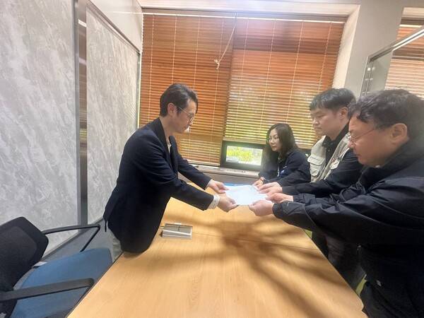▲케이블방송 3사 노동조합이 2026년 4월29일 경기도 정부과천청사 방송미디어통신위원회를 찾아 정책의견서를 전달하고 있다. 사진=공공운수노조