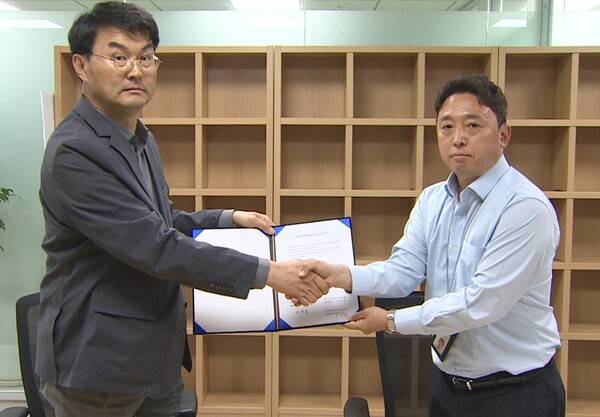 ▲연합뉴스TV 노사가 2026년 4월27일 오후 2시 '사추위 노사동수 구성'과 '사장 후보 3배수 추천'을 골자로 하는 사추위 구성 합의문에 서명했다. 왼쪽이 안수훈 연합뉴스TV 사장, 오른쪽이 김종력 전국언론노동조합 연합뉴스TV지부장. 사진출처=전국언론노동조합 연합뉴스TV지부.