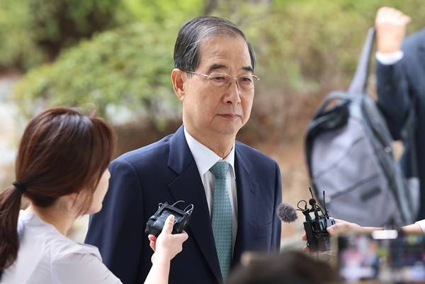 ▲한덕수 전 국무총리가 2025년 8월22일 12·3 비상계엄 관련 내란·외환 사건을 수사하는 조은석 특별검사팀 사무실이 마련된 서울 서초구 서울고등검찰청으로 출석하고 있다. ⓒ연합뉴스
