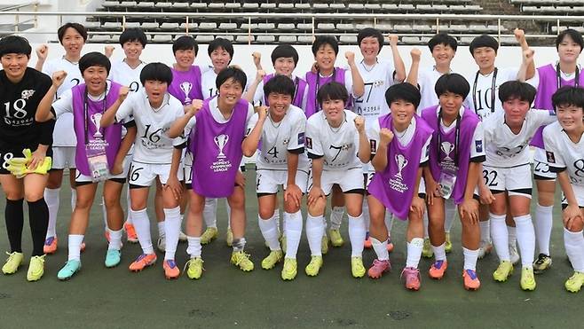 북한 내고향여자축구단이 17일 방한한다. 사진은 내고향팀 선수들이 지난 3월 라오스 비엔티엔에서 열린 AFC 여자 챔피언스리그 8강전에서 승리한 뒤 활짝 웃으면서 기념 촬영한 모습. AFC