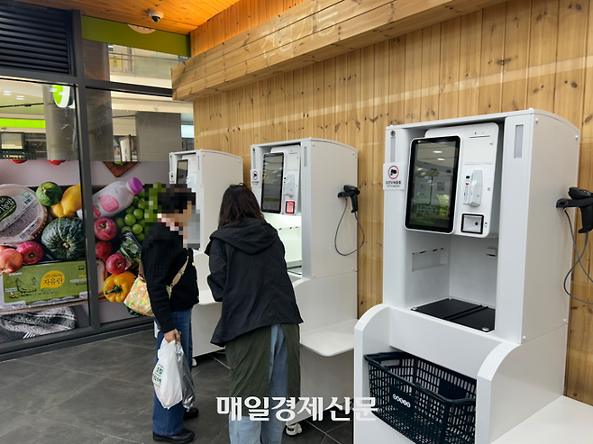 4일 오전 방문한 오아시스마켓 상왕십리점. 한 손님이 무인 계산대에서 계산하는 모습. [변덕호 기자]