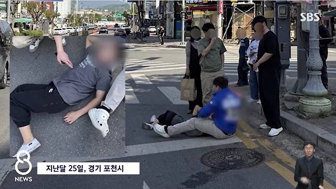 현수막 끈에 걸려 넘어진 초등학생 [SBS 갈무리]