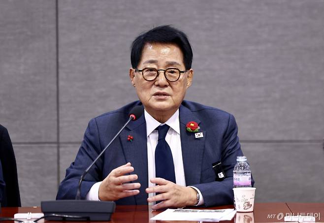 [서울=뉴시스] 김명년 기자 = 박지원 더불어민주당 의원이 27일 오후 서울 여의도 국회 의원회관에서 열린 북한이탈주민특별위원회 출범식에서 발언하고 있다. 2026.01.27/사진=김명년
