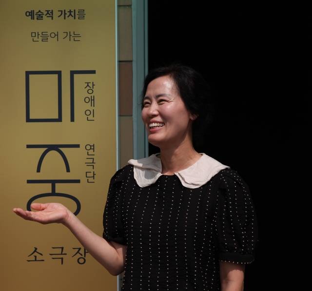 충북 제천시에 마련된 소극장 앞에서 발달장애인 극단 ‘마중’에 대해 설명하고 있는 천주영 대표.  마중 제공