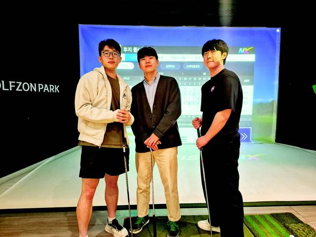 지난달 29일 서울 충무로의 한 스크린골프장을 찾은 김한주(가운데) 씨와 그의 직장 동료들.