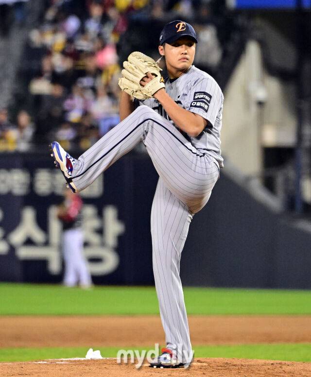 2026년 4월 21일 오후 서울 잠실구장에서 열린 '2026 신한 SOL KBO리그' 한화 이글스와 LG 트윈스의 경기. 한화 정우주가 5회말 구원등판해 역투하고 있다./마이데일리