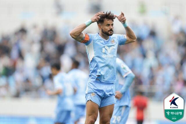 대구FC가 3일 대구iM뱅크PARK에서 열린 경남FC와의 10라운드 홈 경기에서 2-0으로 승리했다. 추가골을 터뜨린 뒤 세레머니를 펼치고 있는 대구 세징야./프로축구연맹 제공
