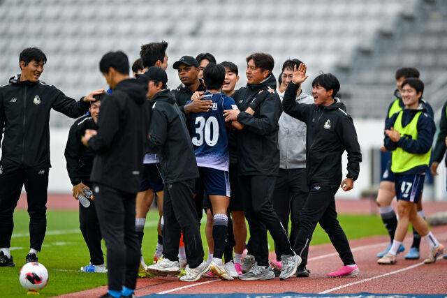 서울 이랜드가 3일 목동종합운동장에서 열린 김포FC와 10라운드 홈 경기에서 2-1로 승리했다. 선제골을 넣은 뒤 기뻐하고 있는 서울 이랜드./서울 이랜드 제공