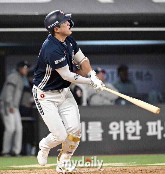 두산 양석환이 4월 11일 KT전에서 타구를 바라보고 있다./유진형 기자