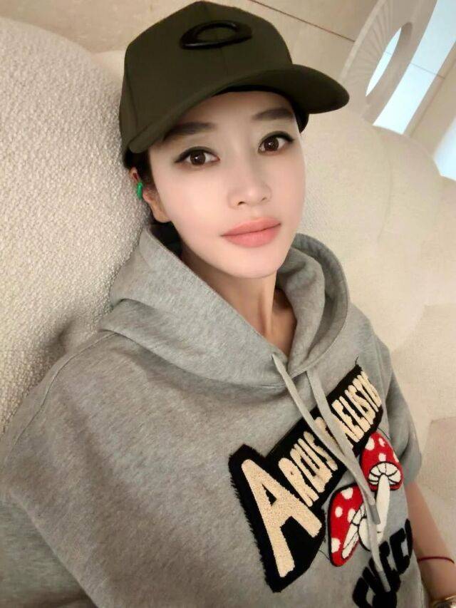 김혜수가 다채로운 일상 사진을 공개했다. / 김혜수 SNS