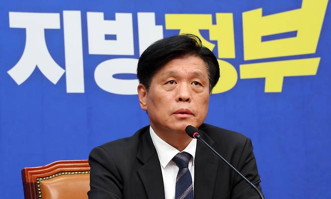 조승래 더불어민주당 사무총장이 4일 국회에서 6·3 지방선거 D-30 기자간담회를 갖고 있다. [연합]