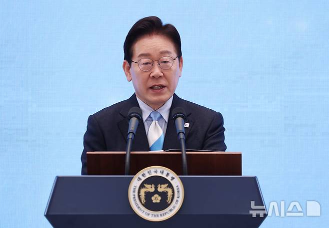 [서울=뉴시스] 고범준 기자 = 이재명 대통령이 1일 청와대에서 열린 2026 노동절 기념식에서 기념사를 하고 있다. (청와대통신사진기자단) 2026.05.01. bjko@newsis.com