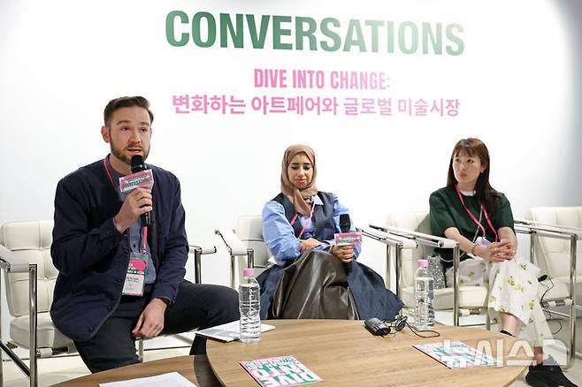 [서울=뉴시스] 박진희 기자 = 앤디 루이스(Andy St. Louis, 왼쪽부터) 프리즈 하우스 서울 디렉터, 알아누드 알함마디(Alanood Alhammadi) 프리즈 아부다비 부디렉터, 에리 타카네(Eri Takane) 도쿄 겐다이 페어 디렉터가 27일 서울 용산구 페츠에서 문화체육관광부와 (재)예술경영지원센터 주최 ‘다이브 인투 코리안 아트: 갤러리즈 인 서울(Dive into Korean Art: Galleries in Seoul)’ 토크 프로그램 'CONVERSATION'에 참석하여 '비서구 미술시장의 재편과 로컬리티의 글로벌 확장'을 주제로 토론하고 있다. 2026.04.27. pak7130@newsis.com