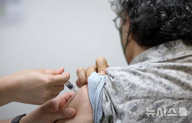 [대구=뉴시스] 이무열 기자 = 대구의 한 병원에서 어르신이 독감 무료 예방 접종을 받고 있다. 2025.10.15. lmy@newsis.com