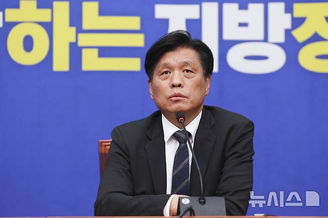 [서울=뉴시스] 김근수 기자 = 조승래 더불어민주당 사무총장이 4일 서울 여의도 국회 더불어민주당 당대표 회의실에서 제9회 전국지방동시선거 D-30 관련 취재진 질문에 답하고 있다. 2026.05.04. ks@newsis.com
